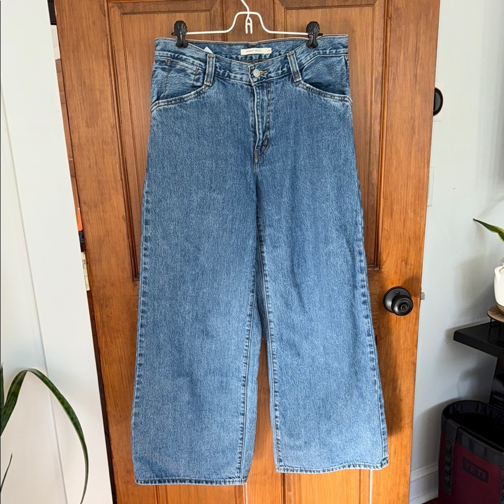 LEVI’S Women's Wide leg blue jeans. Size 29